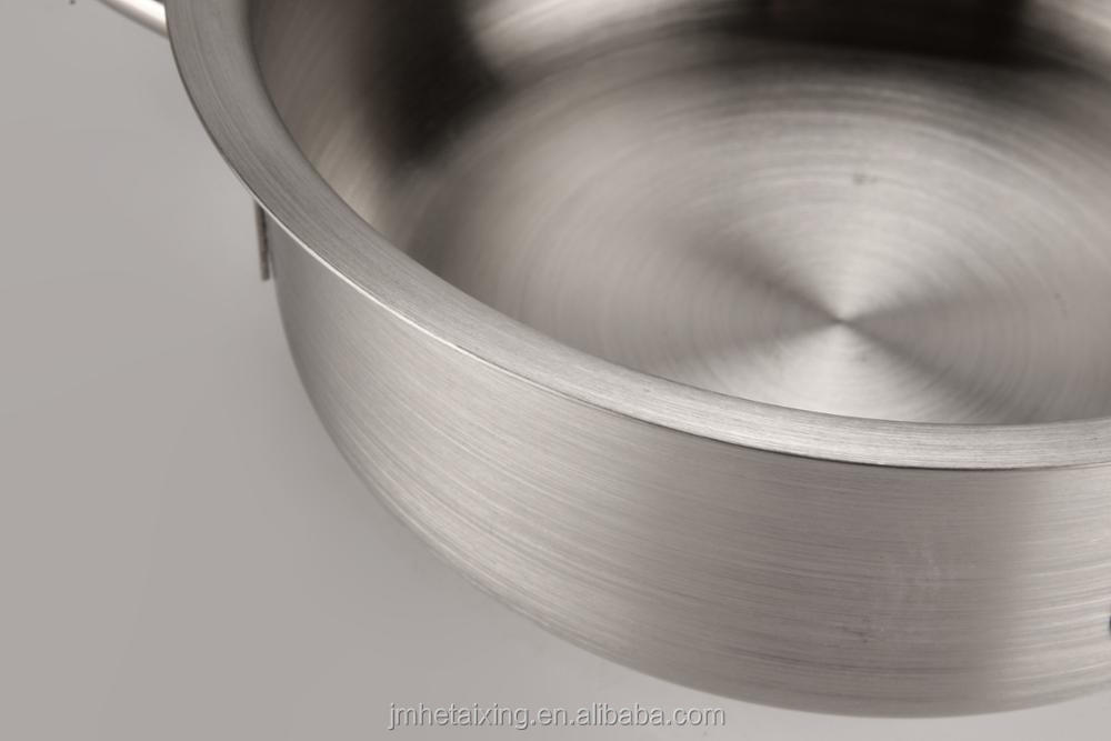 La cacerola mediana esencial: un caballo de batalla de cocina de 3 cuartos